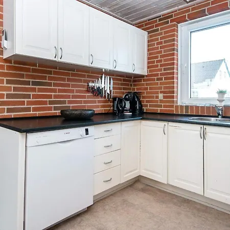 8 Person In Harboore-by Traum