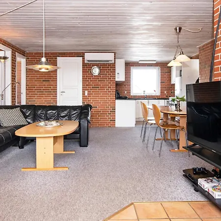 8 Person In Harboore-by Traum